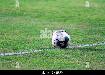 Offizieller Pro League Ball, Serie C, 2021/2022 Meisterschaft während der italienischen Fußballmeisterschaft Serie C Girone C Lega Pro, zehnter Tag der ersten Runde Paganese vs Potenza. Paganese gewinnt 2 - 0. (Foto von Pasquale Senatore/Pacific Press/Sipa USA) Stockfoto