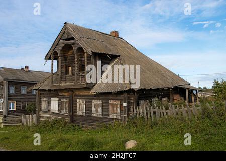 Uniza Dorf, Kondopozhsky Bezirk von Karelia, Zaonezhie, Russland - 12. Oktober 2021, verlassene Holz zweistöckigen Haus. Holzarchitektur Stockfoto