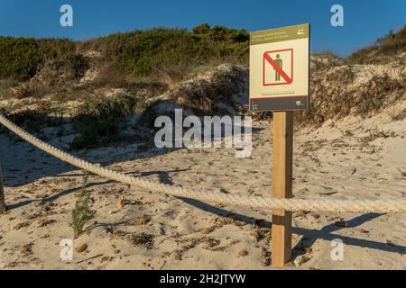 Es Trenc, Spanien; 11 2021. oktober: Schild, das die Einreise von Menschen in den Naturpark Es Trenc Salobrar de Campos verbietet, geschrieben in katalanischer Sprache. Stockfoto