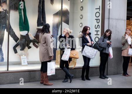 London, Großbritannien - 21. September 2021, große Menschenmenge in der Nähe von Top Shop auf der Oxford Street Stockfoto