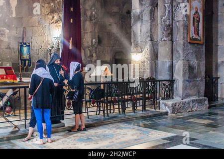 TATEV, ARMENIEN - 8. JULI 2017: Priester segnet eifrige Anhänger im Kloster Tatev, Armenien Stockfoto