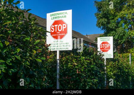 Stop the Road Closures Plakate in der Lee Road protestieren gegen die verkehrsberuhigten Viertel in Lewisham & Greenwich, die den Verkehr auf andere Straßen umleiten. Stockfoto