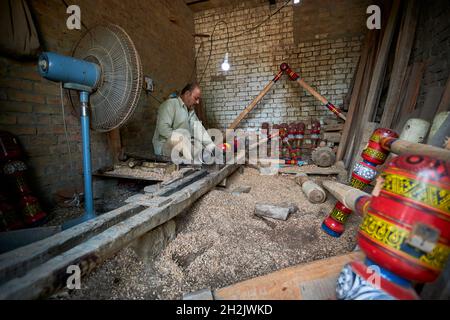 Artesier und Holzschnitzer in seiner Werkstatt, die Holzbetten fertigte Stockfoto