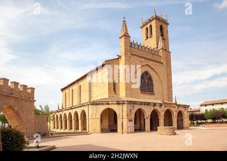 Die Kirche des Hl. Johannes des Täufers oder die Kirche San Juan Bautista im spanischen Dorf Obanos, die auf dem Jakobsweg steht Stockfoto