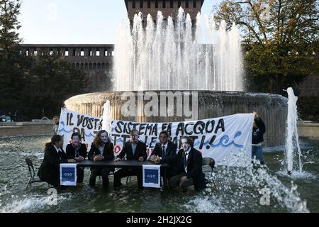 Mailand, Italien. Oktober 2021. Mailand, Italien - 22. Oktober 2021: Freitags inszenieren zukünftige Klimaaktivisten, die Masken tragen, die Weltführer darstellen, vor dem Schloss Sforza einen Flash-Mob zur Vorbereitung der G20 Credit: Piero Cruciatti/Alamy Live News Stockfoto