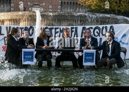 Mailand, Italien. Oktober 2021. Mailand, Italien - 22. Oktober 2021: Freitags inszenieren zukünftige Klimaaktivisten, die Masken tragen, die Weltführer darstellen, vor dem Schloss Sforza einen Flash-Mob zur Vorbereitung der G20 Credit: Piero Cruciatti/Alamy Live News Stockfoto