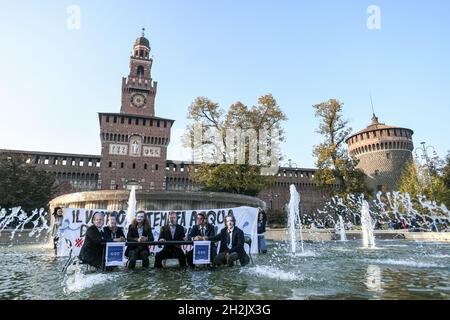 Mailand, Italien. Oktober 2021. Mailand, Italien - 22. Oktober 2021: Freitags inszenieren zukünftige Klimaaktivisten, die Masken tragen, die Weltführer darstellen, vor dem Schloss Sforza einen Flash-Mob zur Vorbereitung der G20 Credit: Piero Cruciatti/Alamy Live News Stockfoto