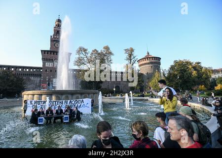 Mailand, Italien. Oktober 2021. Mailand, Italien - 22. Oktober 2021: Freitags inszenieren zukünftige Klimaaktivisten, die Masken tragen, die Weltführer darstellen, vor dem Schloss Sforza einen Flash-Mob zur Vorbereitung der G20 Credit: Piero Cruciatti/Alamy Live News Stockfoto