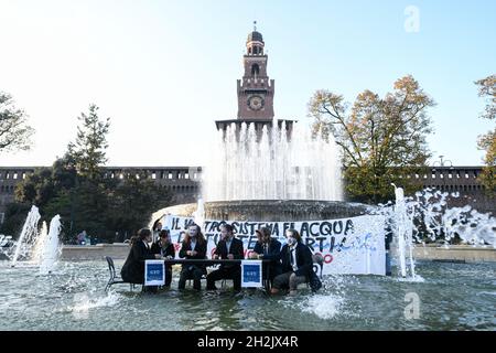 Mailand, Italien. Oktober 2021. Mailand, Italien - 22. Oktober 2021: Freitags inszenieren zukünftige Klimaaktivisten, die Masken tragen, die Weltführer darstellen, vor dem Schloss Sforza einen Flash-Mob zur Vorbereitung der G20 Credit: Piero Cruciatti/Alamy Live News Stockfoto