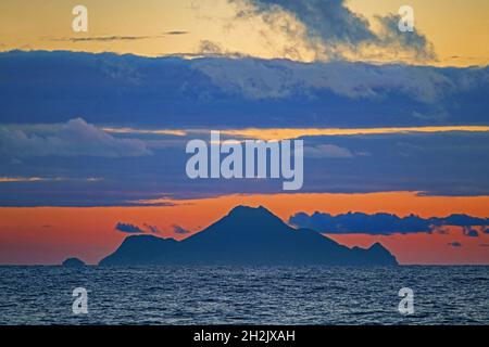 Saba, niederländische Insel und eine von drei besonderen Gemeinden der Niederlande in der Karibik, zeigt aktiven Vulkan Mount Landschaft bei Sonnenuntergang Stockfoto