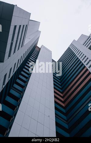 Vertikale Low-Angle-Aufnahme der modernen Gebäudefassaden. Stockfoto