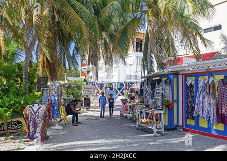 Souvenirladen und Palmen entlang Boulevard in der Hauptstadt Philipsburg des niederländischen Inselteils Sint Maarten / Saint Martin in der Karibik Stockfoto