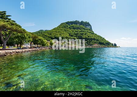 Seeufer vor der kleinen Stadt Garda, Ferienort an der Küste des Gardasees. Schöne Bucht mit dem Hügel Rocca di Garda genannt. Italien. Stockfoto