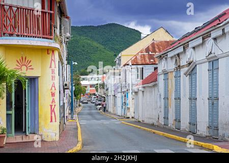 Straße im kolonialen Zentrum von Marigot, Hauptstadt der französischen Insel Teil von Saint Martin / Sint Maarten in der Karibik Stockfoto