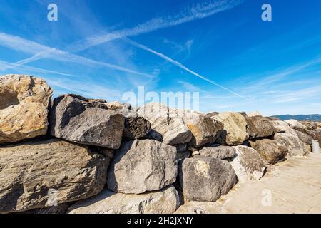 Nahaufnahme eines Wellenbrechers oder Groynes aus riesigen Felsbrocken am Meer, Hafen des kleinen Dorfes Lerici, Golf von La Spezia, Ligurien, Italien, Europa. Stockfoto
