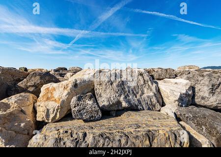 Nahaufnahme eines Wellenbrechers oder Groynes aus riesigen Felsbrocken am Meer, Hafen des kleinen Dorfes Lerici, Golf von La Spezia, Ligurien, Italien, Europa. Stockfoto