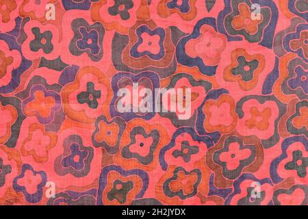 Handgezeichnetes abstraktes florales Ornament auf handgefertigtem Schal aus roter Seide in kalter Konturtechnik Stockfoto