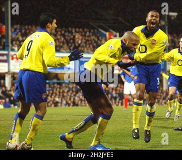 PORTSMOUTH V ARSENAL thierry henry feiert Tor-Nr. 1. PIC MIKE WALKER 2004 Stockfoto