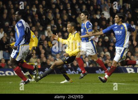 Portsmouth / Arsenal Thierry Henry punktet für Arsenal. PIC MIKE WALKER 2006 Stockfoto