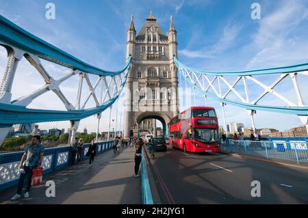 Tower Bridge (erbaut zwischen 1886 und 1894 von den Architekten Horace Jones und John Wolfe Barry), London, England Stockfoto