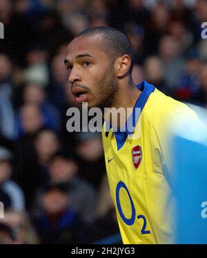 PORTSMOUTH V ARSENAL 4-05-04 THIERRY HENRY PIC MIKE WALKER, 2004 Stockfoto