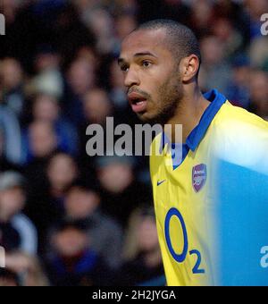 PORTSMOUTH V ARSENAL 4-05-04 THIERRY HENRY PIC MIKE WALKER, 2004 Stockfoto