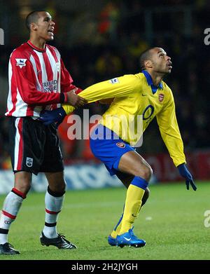 SAINTS V ARSENAL 29-12-03 THIERRY HENRY WIRD VON DER FITZ-HALLE ZURÜCKGEHALTEN. PIC MIKE WALKER, 2003 Stockfoto