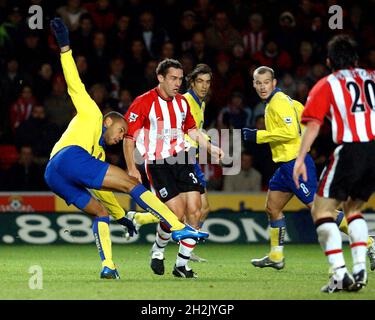 SAINTS V ARSENAL 29-12-03 THIERRY HENRY FEUERT IN EINEM SCHUSS PIC MIKE WALKER, 2003 Stockfoto