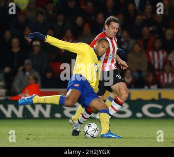 SAINTS V ARSENAL 29-12-03 THIERRY HENRY FEUERT IN EINEM SCHUSS AN PAUL TELFER VORBEI. PIC MIKE WALKER, 2003 Stockfoto