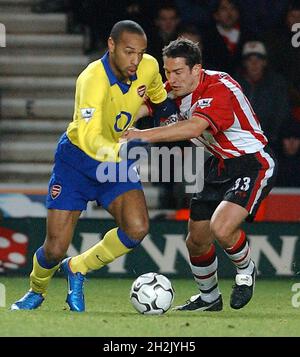 SAINTS V ARSENAL 29-12-03 THIERRY HENRY KÄMPFT MIT PAUL TELFER PIC MIKE WALKER, 2003 Stockfoto