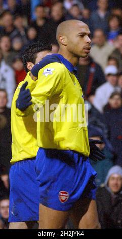 PORTSMOUTH V ARSENAL thierry henry feiert Tor-Nr. 1. PIC MIKE WALKER 2004 Stockfoto