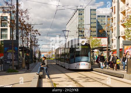 Marseille, Frankreich; 30. März 2011: Person überquert an der Straßenbahnhaltestelle. Stockfoto