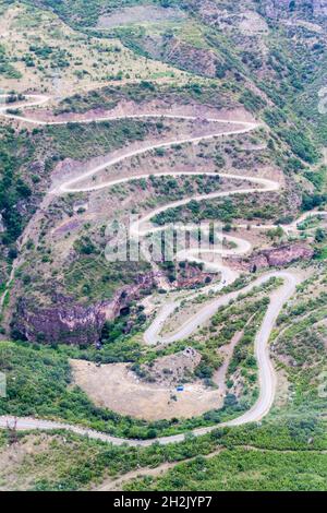 Straße zwischen Tatev und Halidzor im Vorotan-Flusstal, Armenien. Stockfoto