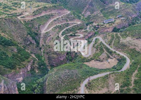 Straße zwischen Tatev und Halidzor im Vorotan-Flusstal, Armenien. Stockfoto
