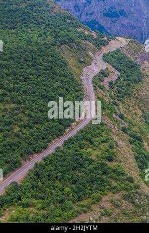 Straße zwischen Tatev und Halidzor im Vorotan-Flusstal, Armenien. Stockfoto