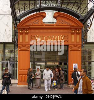 Marseille, Frankreich; 30. März 2011: Menschen am Eingang der Alcazar-Bibliothek. Stockfoto