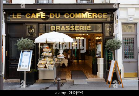 Paris, France-October 19, 2021 : das 1921 gegründete Le Cafe du Commerce ist eine große, luxuriöse Brasserie, die sich in einer der belebtesten Straßen des 15. Jahrhunderts befindet Stockfoto