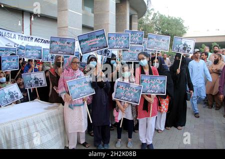 Pakistan. Oktober 2021. Betroffene Bewohner des Nasla Tower veranstalten am Freitag, den 22. Oktober 2021, eine Protestdemonstration gegen den Abriss des 15-stöckigen Gebäudes vor dem Nasla Tower in Shahra-e-Faisal in Karachi. Karachi District East gibt den Bewohnern des Nasla Tower eine Benachrichtigung aus, dass sie bis zum 27. Oktober das Gelände räumen oder rechtliche Schritte einleiten sollen. Der Oberste Gerichtshof hatte im vergangenen Monat eine Überprüfungsantrags abgelehnt, in der das Gericht aufgefordert wurde, seinen Befehl zum Abriss des Nasla-Turms zurückzunehmen. Kredit: Asianet-Pakistan/Alamy Live Nachrichten Stockfoto