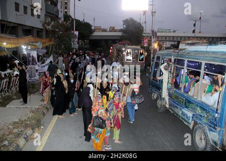 Pakistan. Oktober 2021. Betroffene Bewohner des Nasla Tower veranstalten am Freitag, den 22. Oktober 2021, eine Protestdemonstration gegen den Abriss des 15-stöckigen Gebäudes vor dem Nasla Tower in Shahra-e-Faisal in Karachi. Karachi District East gibt den Bewohnern des Nasla Tower eine Benachrichtigung aus, dass sie bis zum 27. Oktober das Gelände räumen oder rechtliche Schritte einleiten sollen. Der Oberste Gerichtshof hatte im vergangenen Monat eine Überprüfungsantrags abgelehnt, in der das Gericht aufgefordert wurde, seinen Befehl zum Abriss des Nasla-Turms zurückzunehmen. Kredit: Asianet-Pakistan/Alamy Live Nachrichten Stockfoto