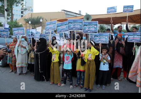 Pakistan. Oktober 2021. Betroffene Bewohner des Nasla Tower veranstalten am Freitag, den 22. Oktober 2021, eine Protestdemonstration gegen den Abriss des 15-stöckigen Gebäudes vor dem Nasla Tower in Shahra-e-Faisal in Karachi. Karachi District East gibt den Bewohnern des Nasla Tower eine Benachrichtigung aus, dass sie bis zum 27. Oktober das Gelände räumen oder rechtliche Schritte einleiten sollen. Der Oberste Gerichtshof hatte im vergangenen Monat eine Überprüfungsantrags abgelehnt, in der das Gericht aufgefordert wurde, seinen Befehl zum Abriss des Nasla-Turms zurückzunehmen. Kredit: Asianet-Pakistan/Alamy Live Nachrichten Stockfoto