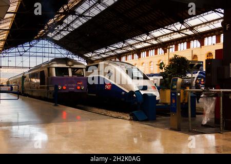 Marseille, Frankreich; 30. März 2011: Hochgeschwindigkeitszüge, die auf den Gleisen des Bahnhofs Saint Charles geparkt sind. Stockfoto