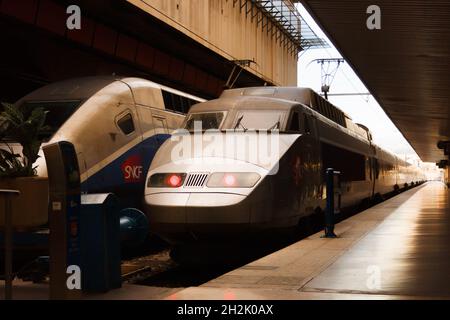 Marseille, Frankreich; 30. März 2011: Hochgeschwindigkeitszüge, die auf den Gleisen des Bahnhofs Saint Charles geparkt sind. Stockfoto