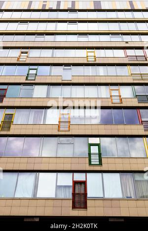 Fassade eines Hochhauses mit verglasten Balkonen in Moskau Stockfoto