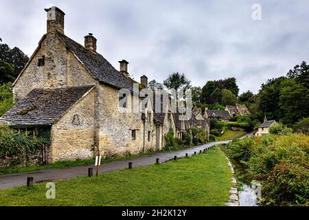 Die malerischen Weber-Cottages in der Arlington Row im Cotswolds-Dorf Bibury in Gloucestershire, England. Stockfoto