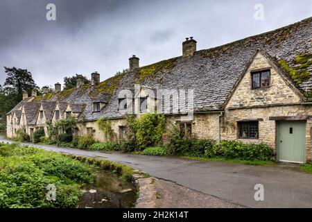 Die malerischen Weber-Cottages in der Arlington Row im Cotswolds-Dorf Bibury in Gloucestershire, England. Stockfoto