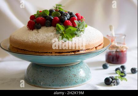 Buchweizenkuchen mit Preiselbeermarmelade Stockfoto