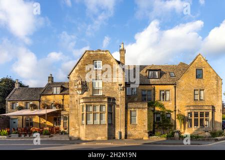 Das Old New Inn ist ein denkmalgeschütztes Gebäude aus dem 18th. Jahrhundert im Dorf Bourton on the Water, Gloucestershire, England. Stockfoto