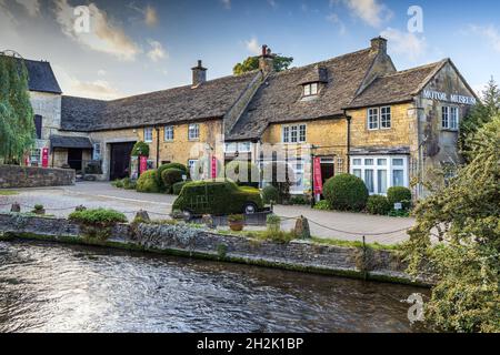 Das Cotswold Motoring Museum am River Windrush in Bourton-on-the-Water in den Cotswolds, Gloucestershire, England. Stockfoto