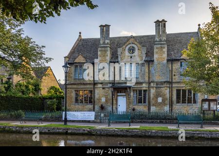 Die Victoria Hall, benannt nach Queen Victoria (erbaut 1897), im Cotswold-Dorf Bourton on the Water, Gloucestershire, England. Stockfoto