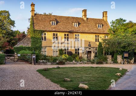Das unter Denkmalschutz stehende Dial House Hotel liegt an der High Street im Zentrum des malerischen Dorfes Bourton-on-the-Water in den Cotswolds. Stockfoto